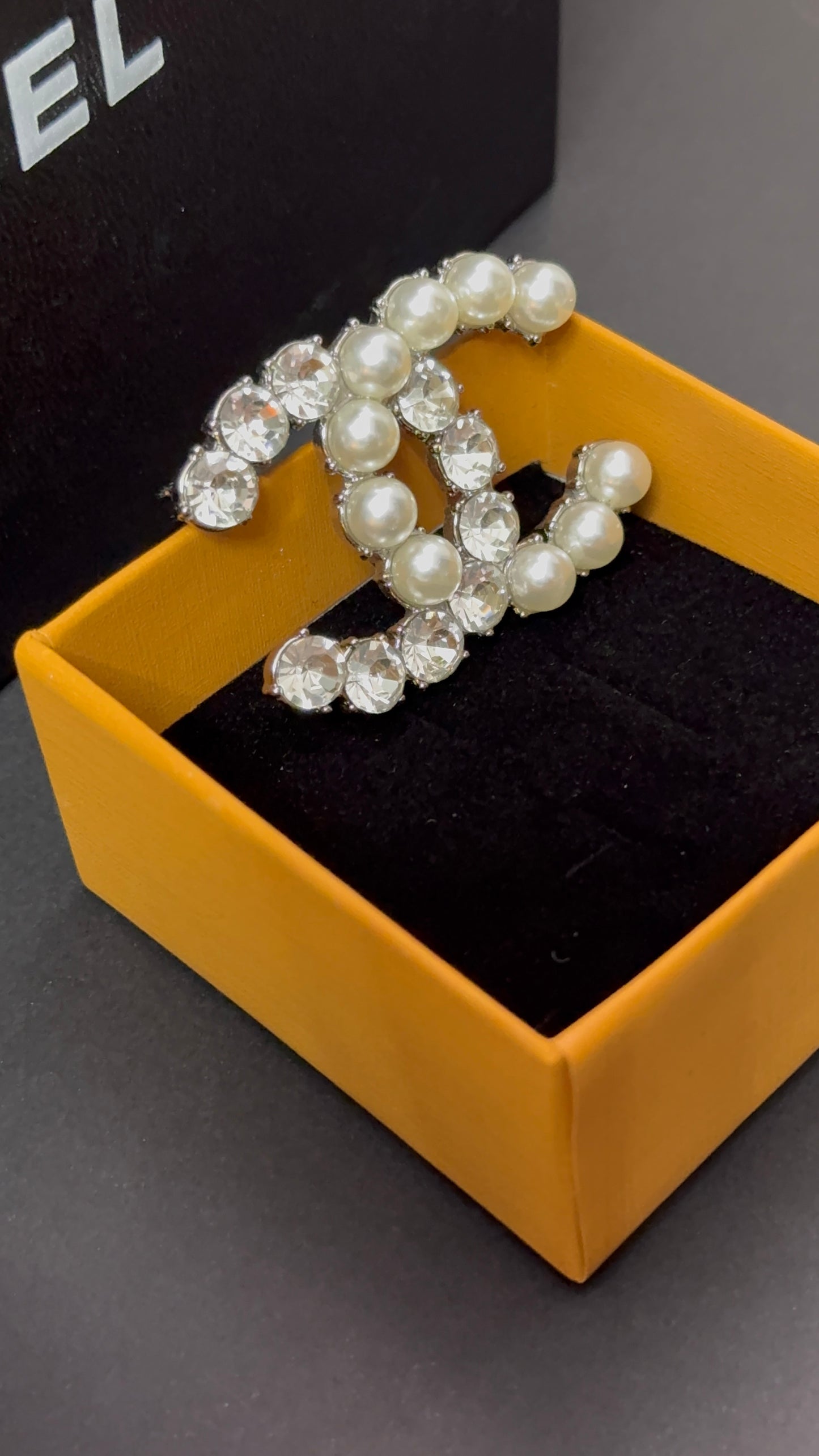 Luxury C.C Pearl & zircon Brooch pin