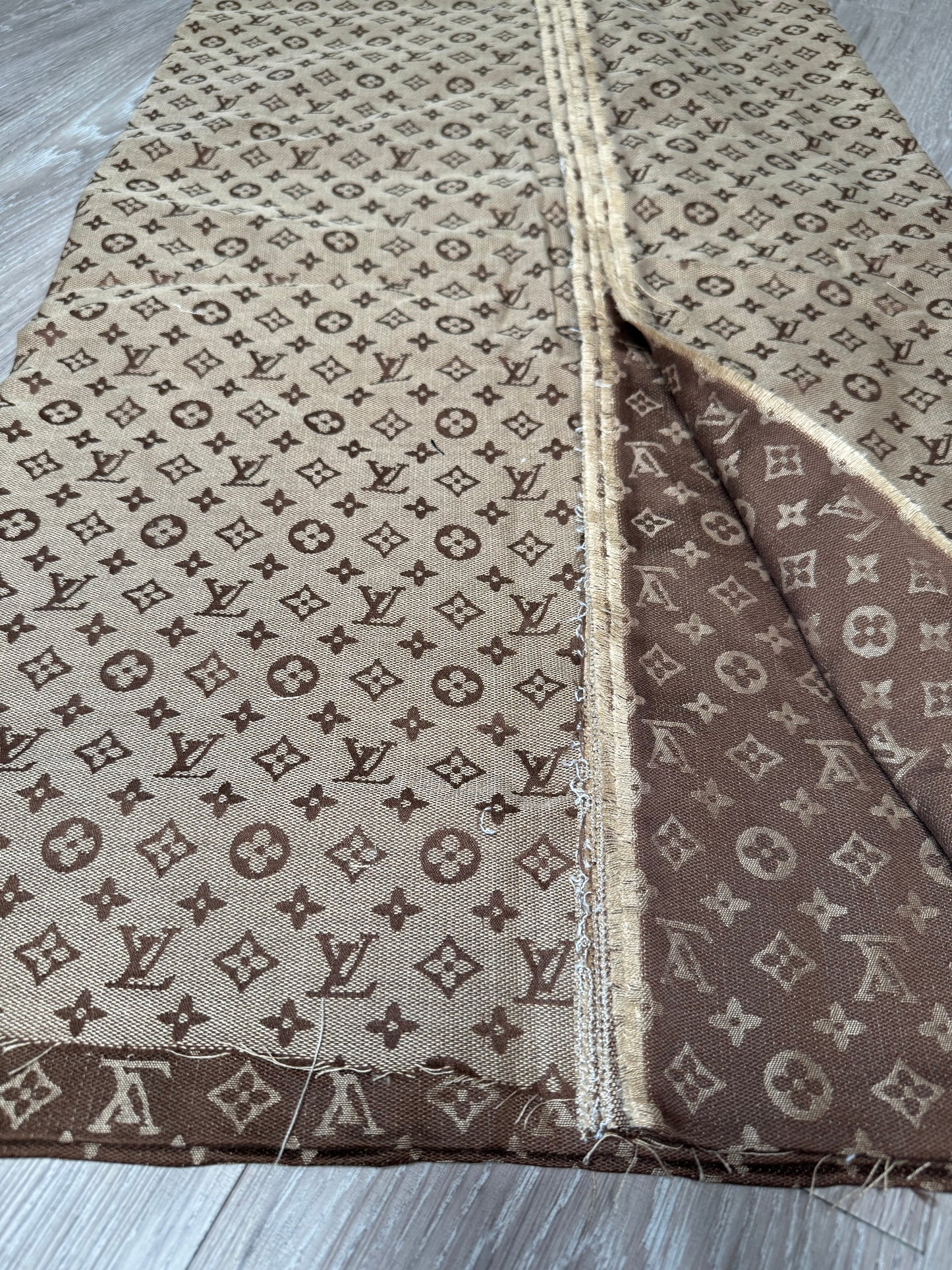 L 01 - Brown jacquard fabric