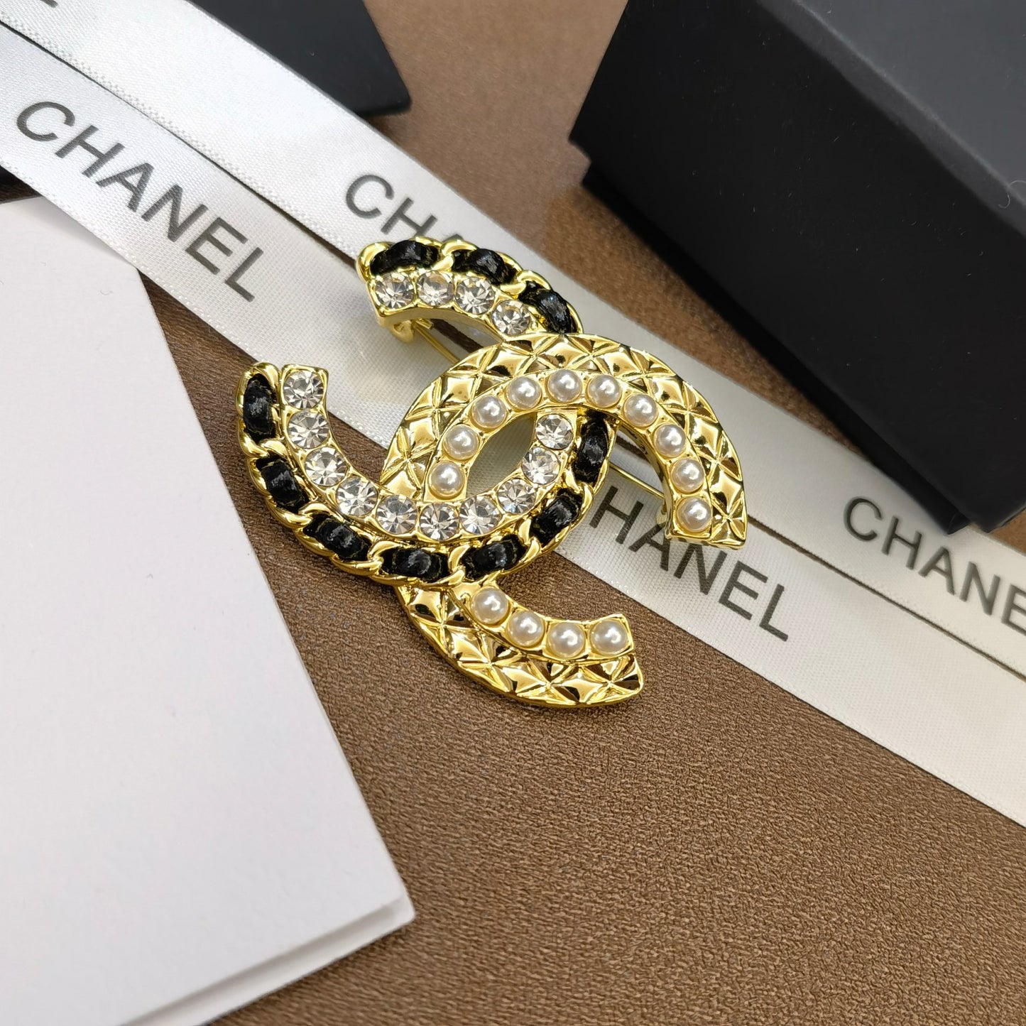 Luxury C.C woven brooch pin