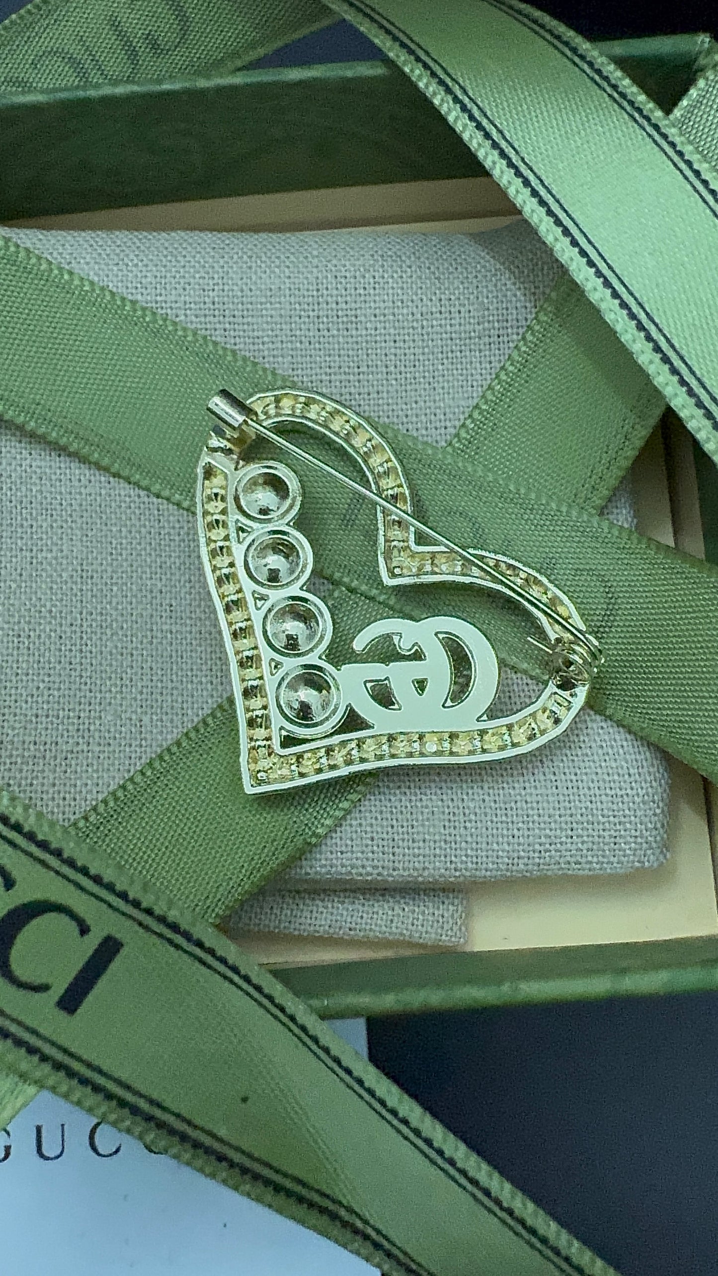 Luxury G.G Pearl in heart Brooch pin