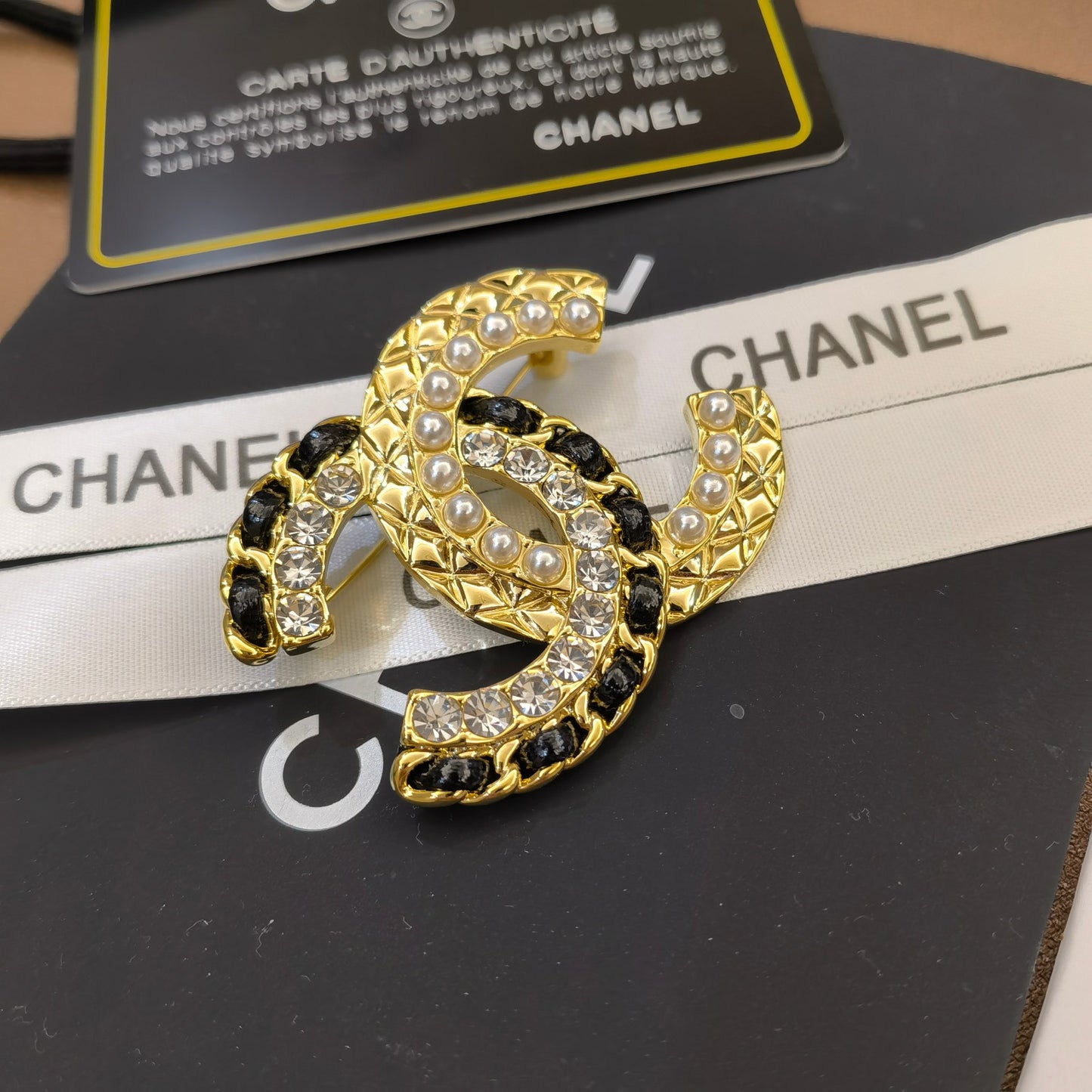 Luxury C.C woven brooch pin