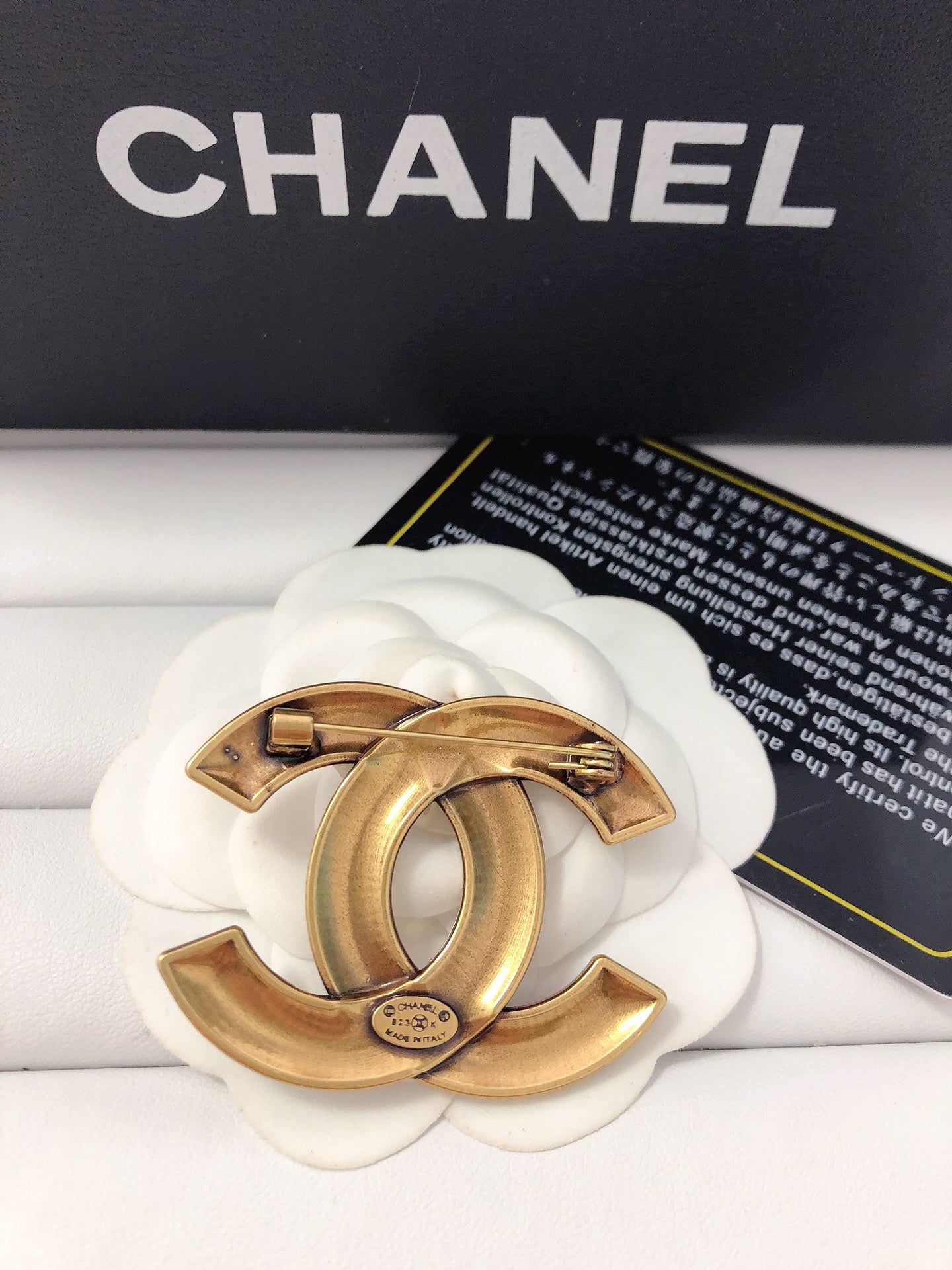 Luxury C.Cvintage gold pin