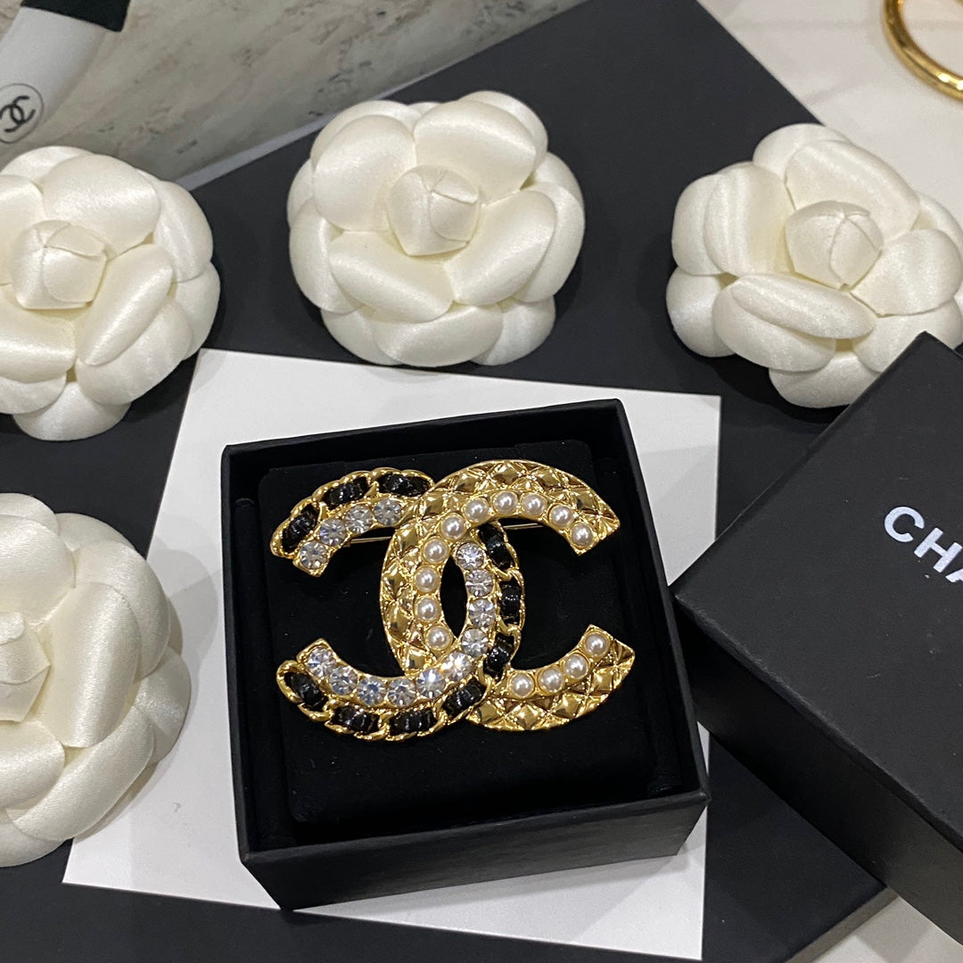 Luxury C.C woven brooch pin