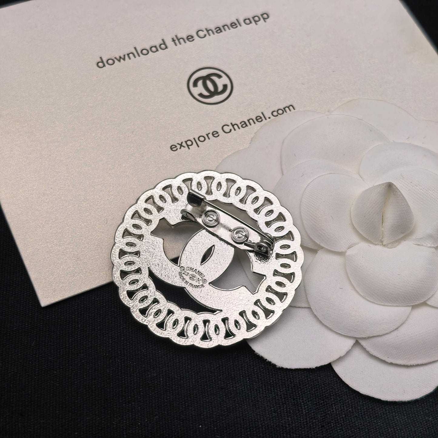 Luxury C.C Chain loop Brooch pin