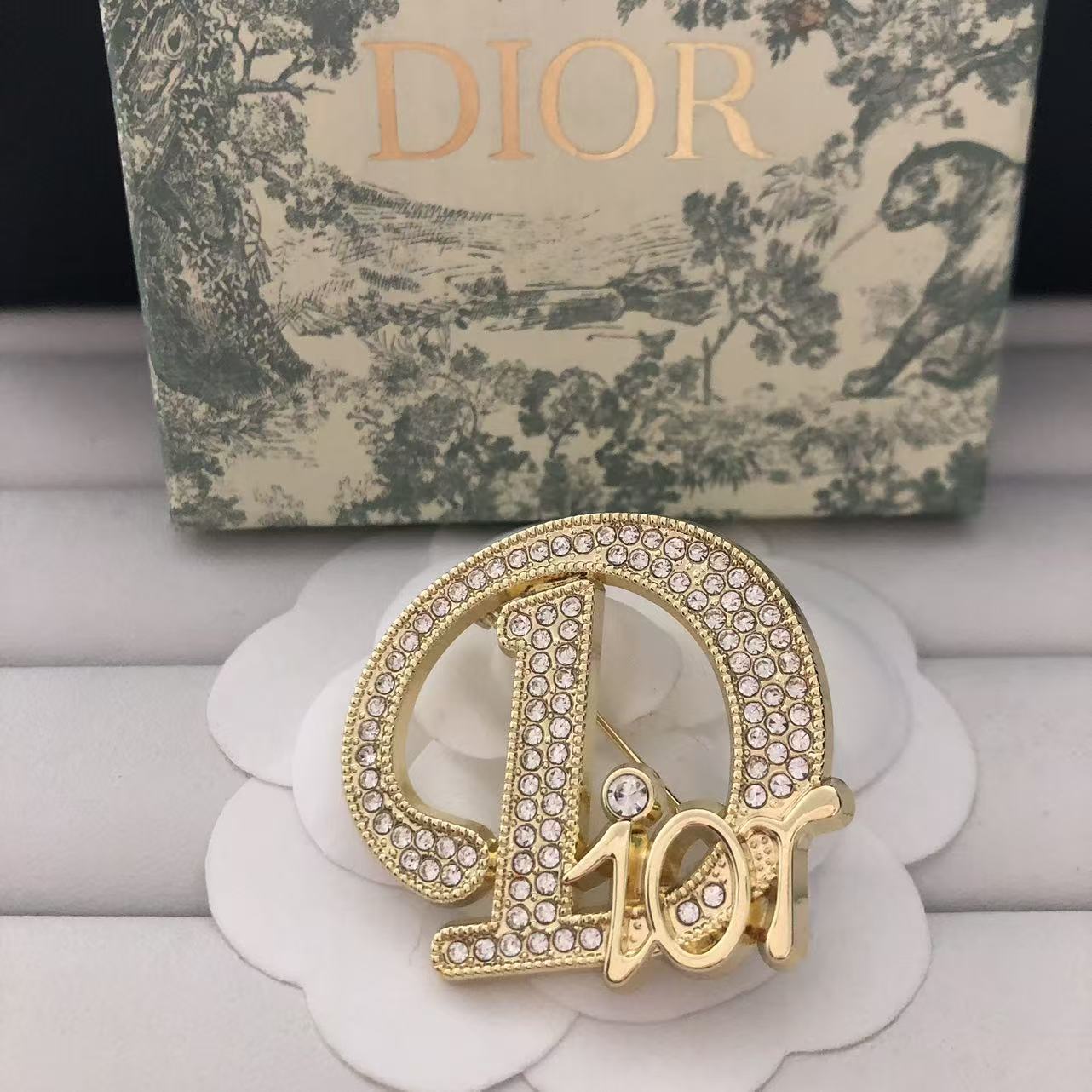 Luxury D. Gold brooch