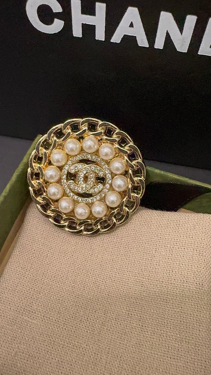 Luxury C.C Loop chain & pearl Brooch