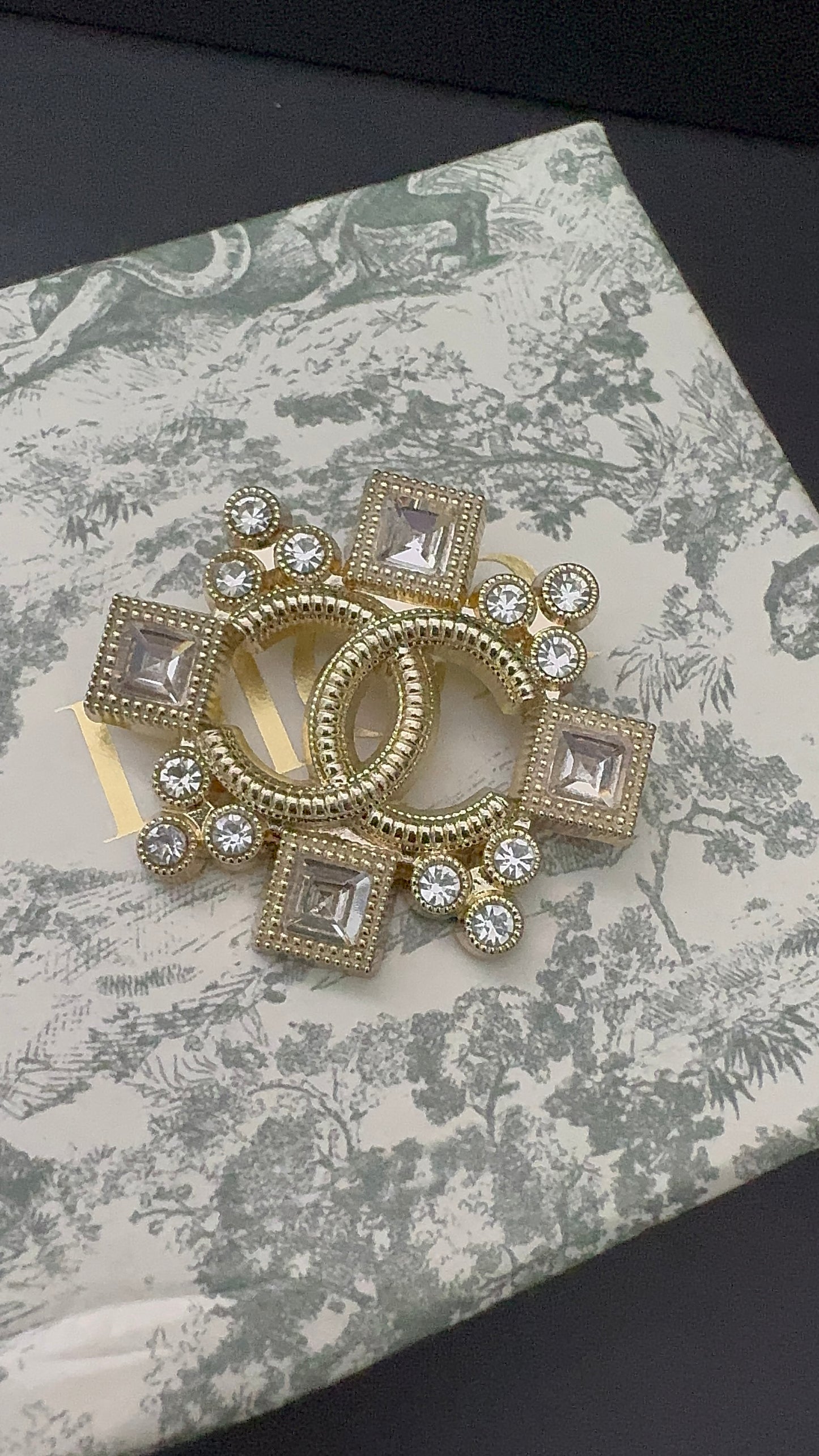 Luxury C.C Gold Brooch pin