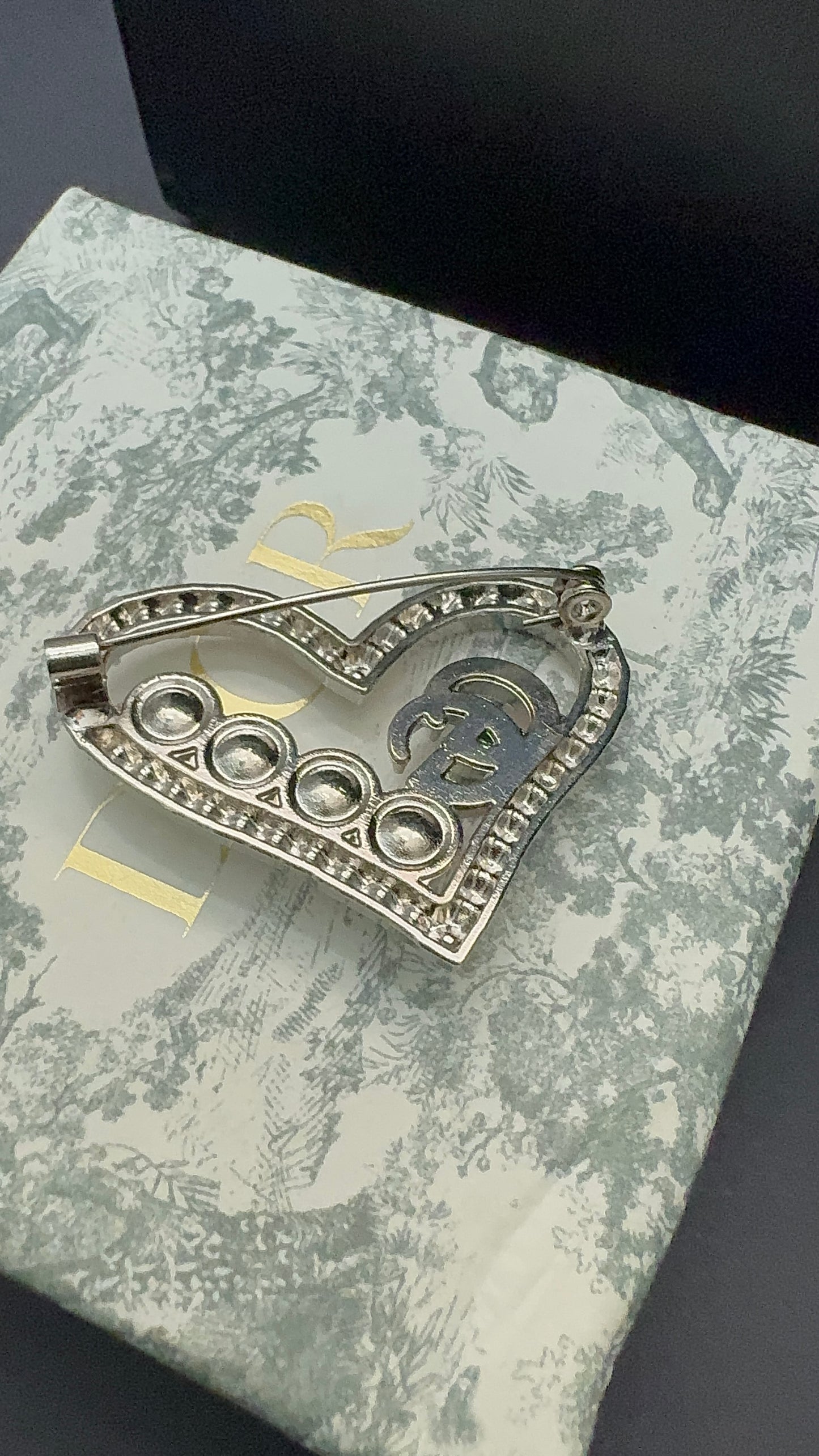 Luxury G.G Pearl in heart Brooch pin