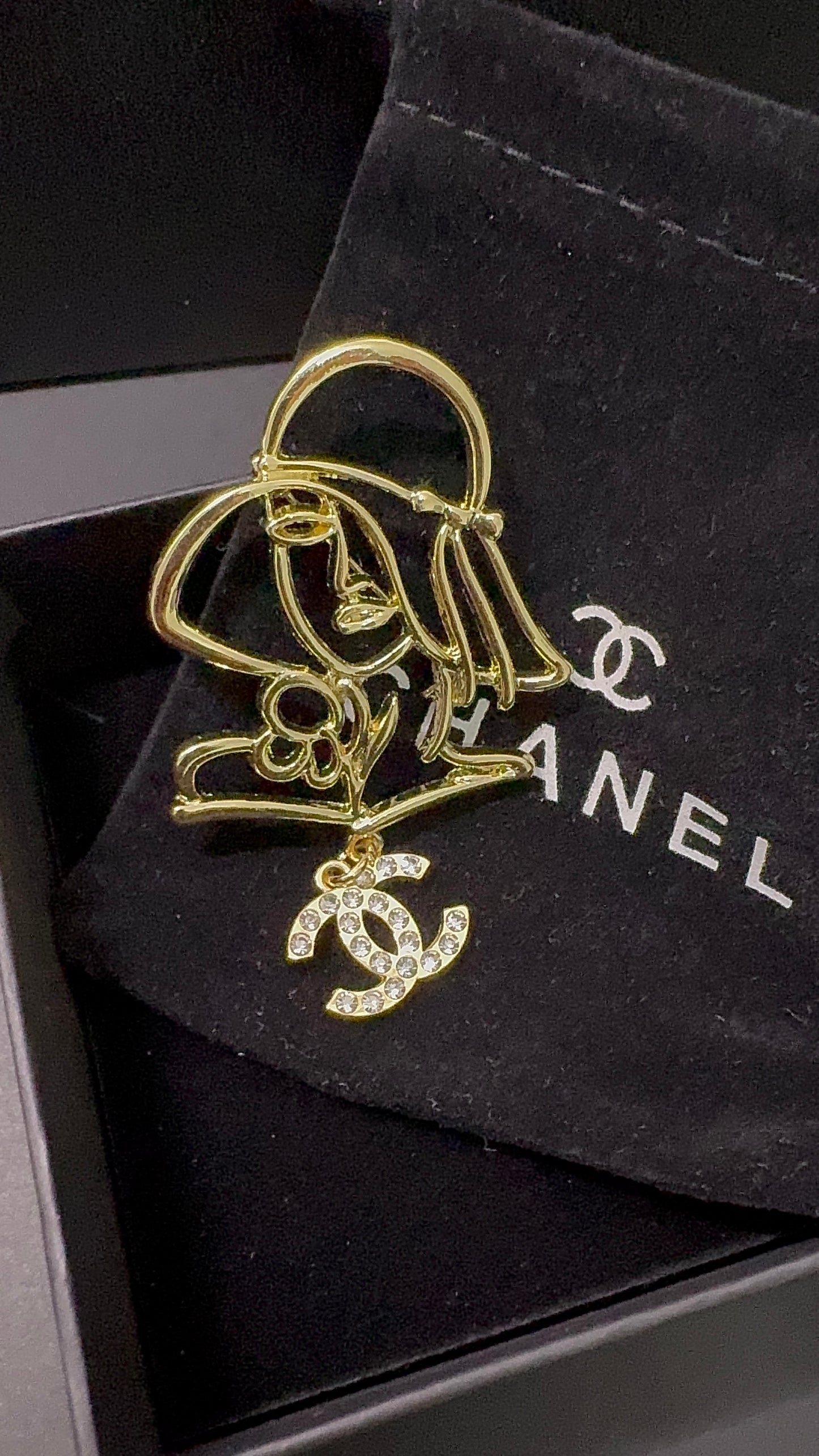 Luxury C.C Gold Lady Brooch pin