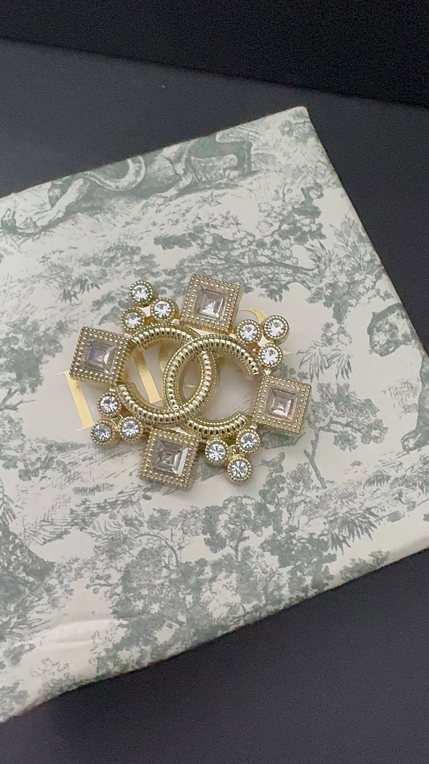 Luxury C.C Gold Brooch pin