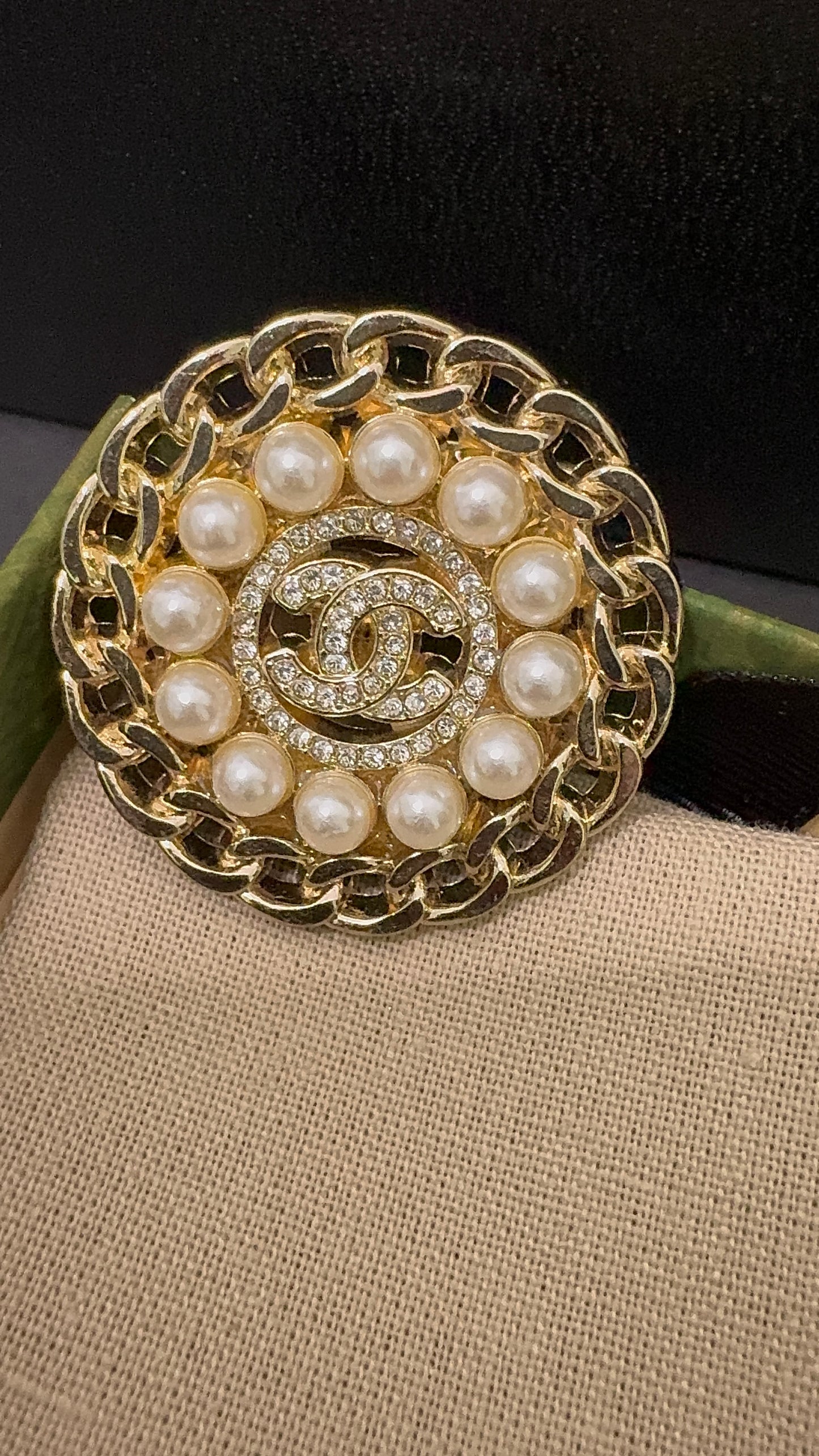 Luxury C.C Loop chain & pearl Brooch
