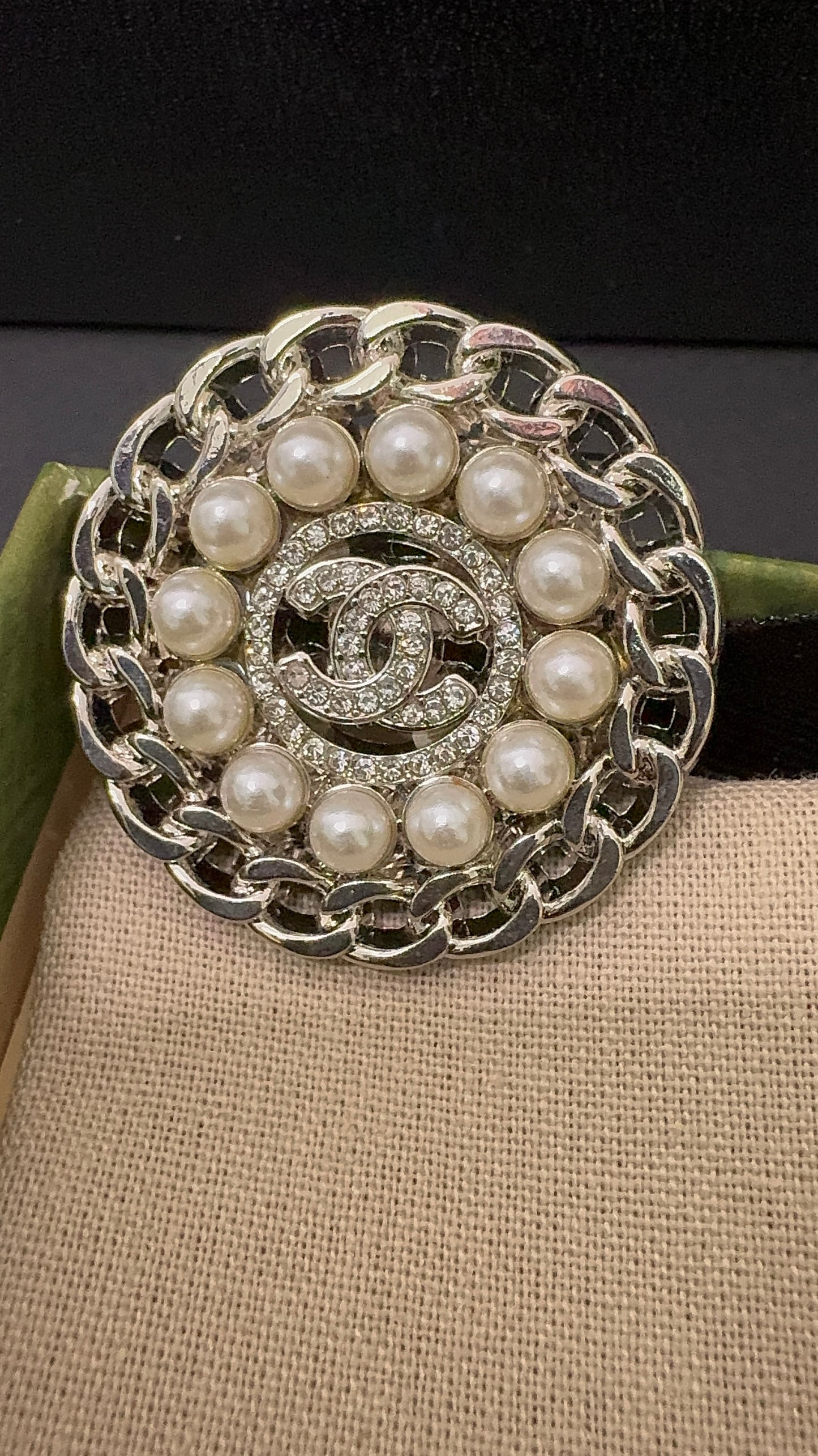 Luxury C.C Loop chain & pearl Brooch