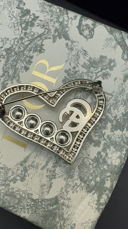 Luxury G.G Pearl in heart Brooch pin