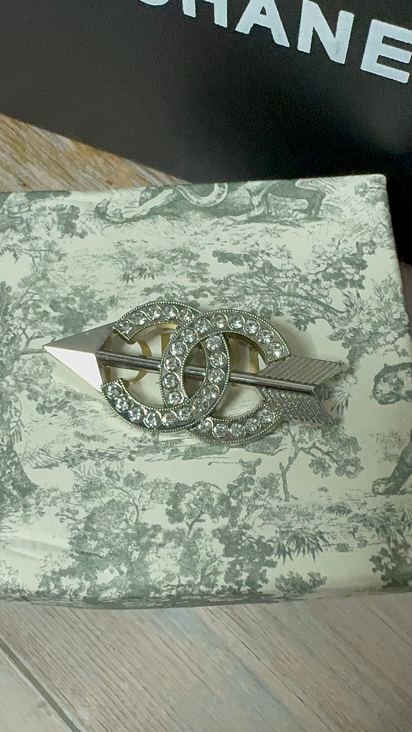 Luxury C.C Arrow Brooch pin