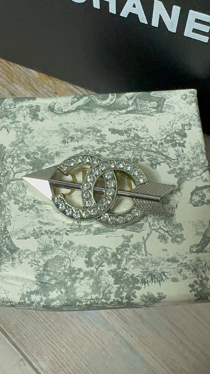 Luxury C.C Arrow Brooch pin