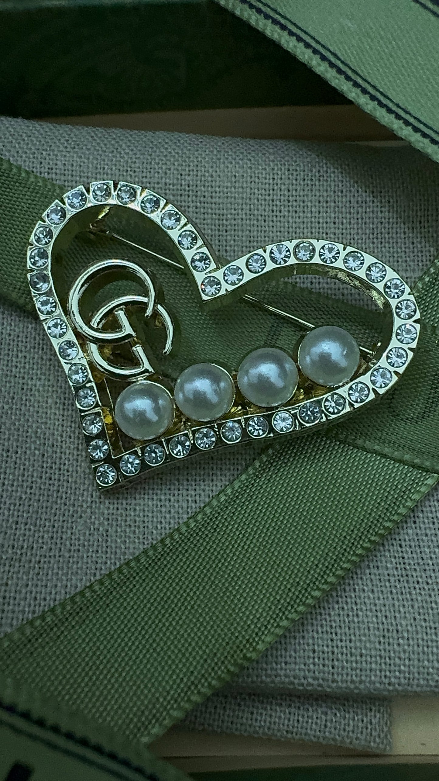 Luxury G.G Pearl in heart Brooch pin