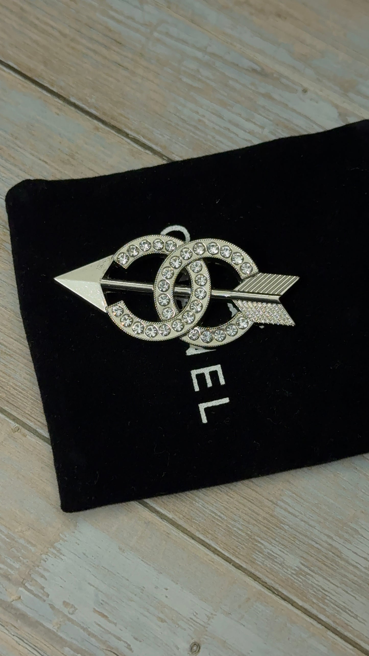 Luxury C.C Arrow Brooch pin