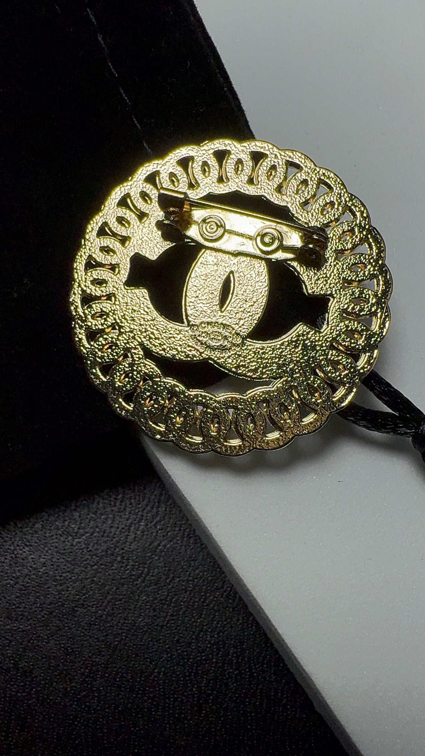 Luxury C.C Chain loop Brooch pin