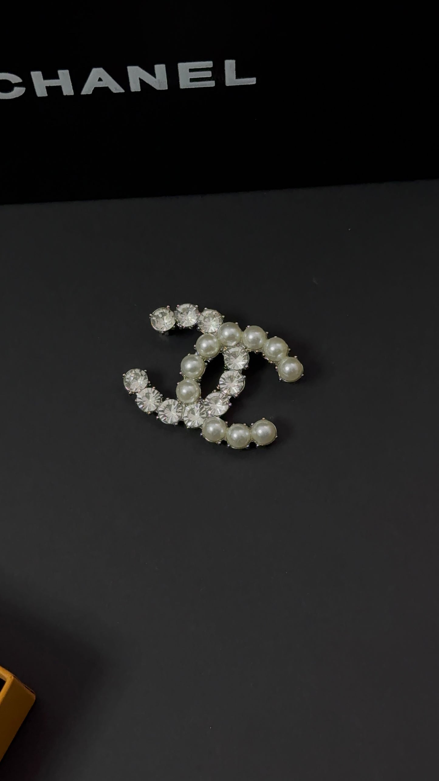 Luxury C.C Pearl & zircon Brooch pin