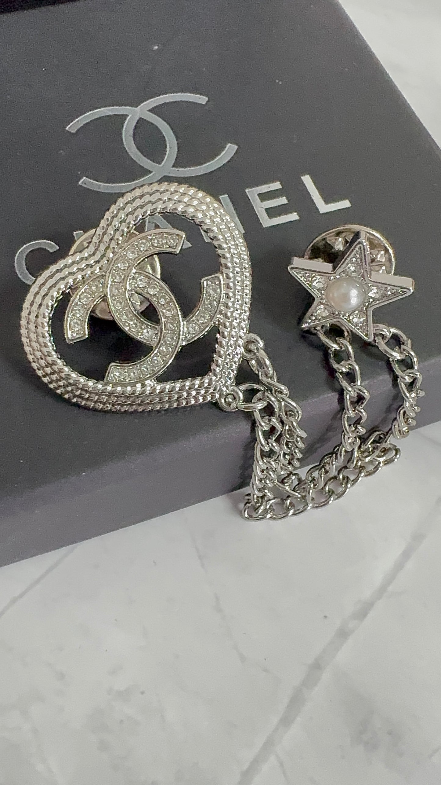 Luxury C.C Chain Brooch pin