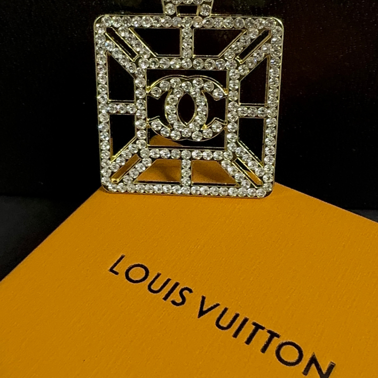 Top quality Parfum bottle C.C Brooch pin