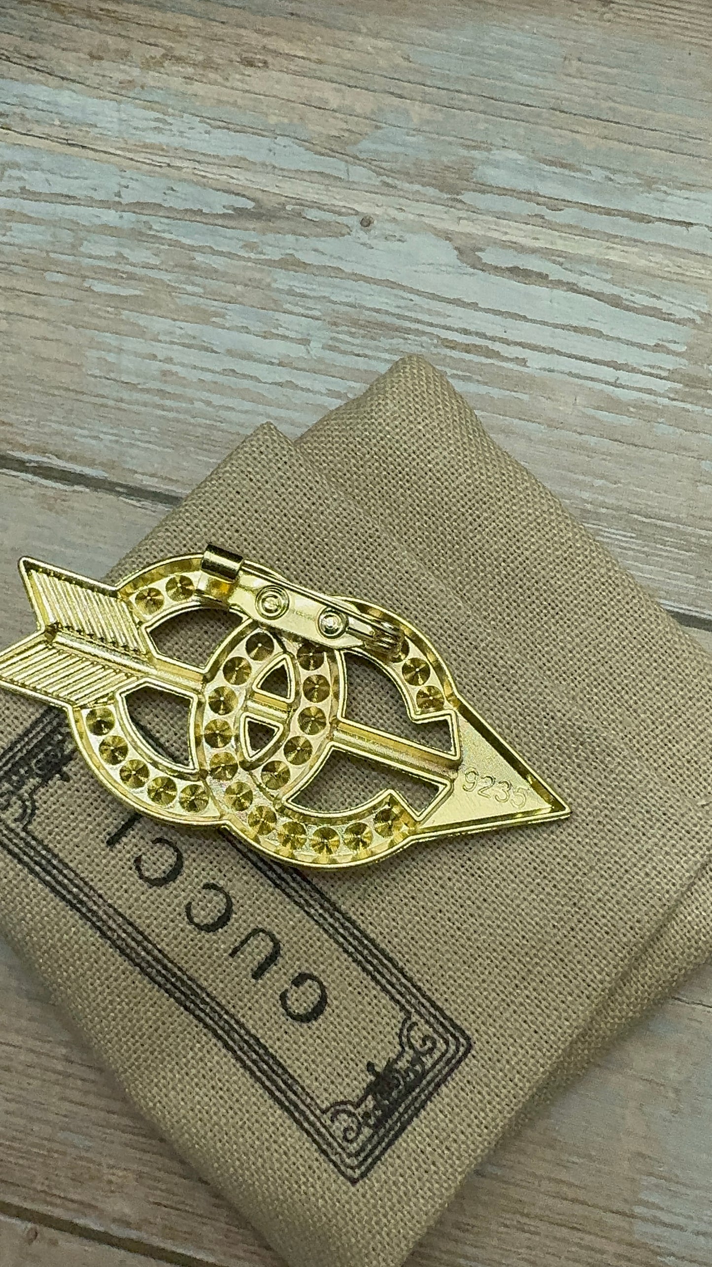 Luxury C.C Arrow Brooch pin
