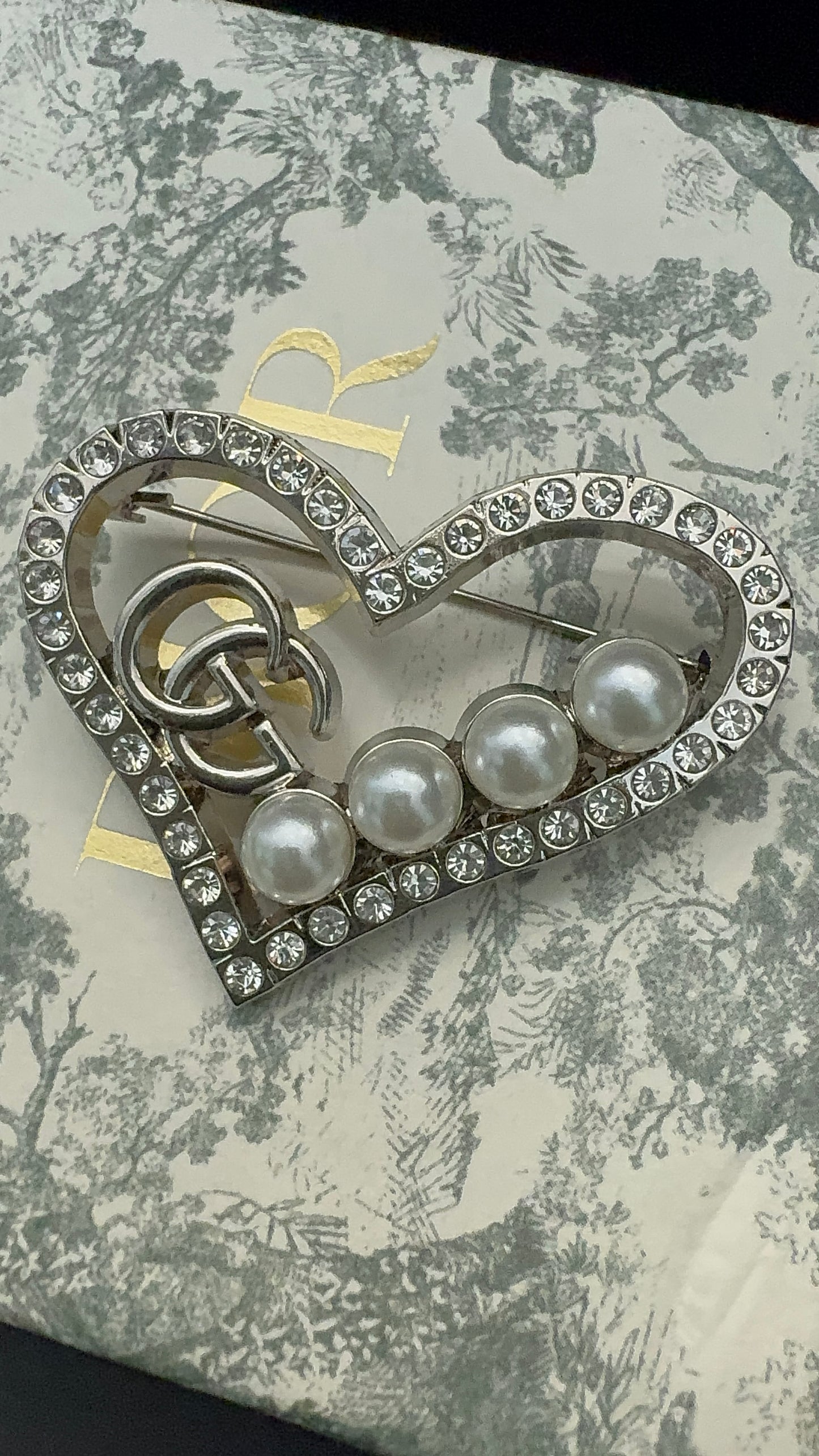 Luxury G.G Pearl in heart Brooch pin