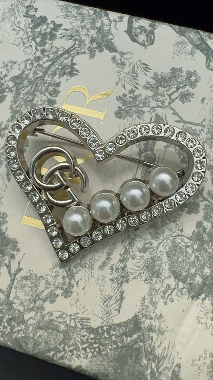 Luxury G.G Pearl in heart Brooch pin