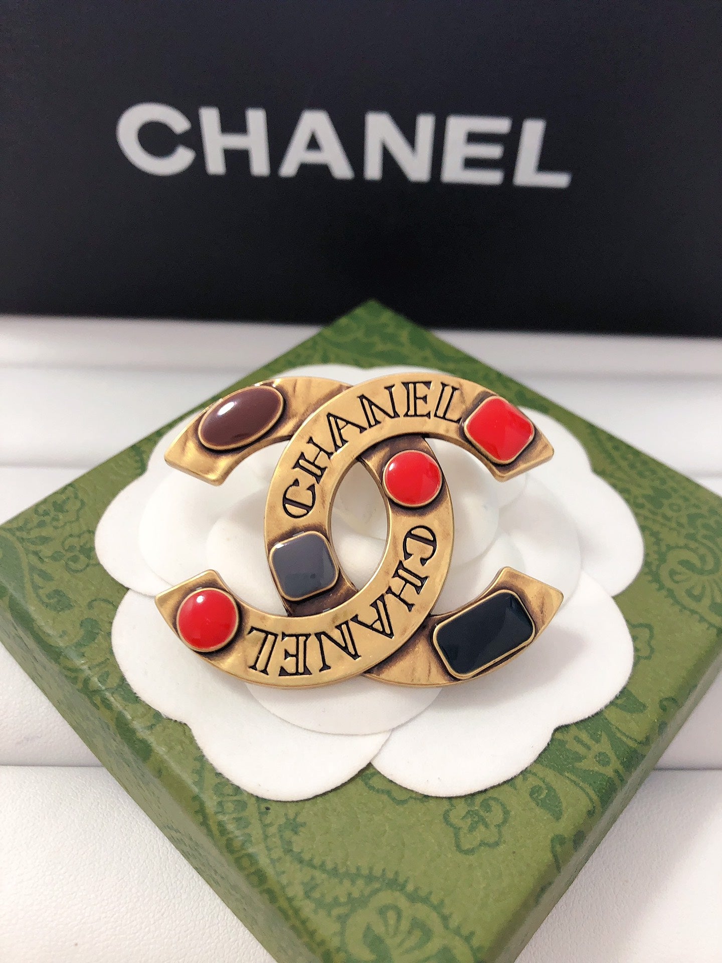 Luxury C.C Detailed vintage Brooch pin