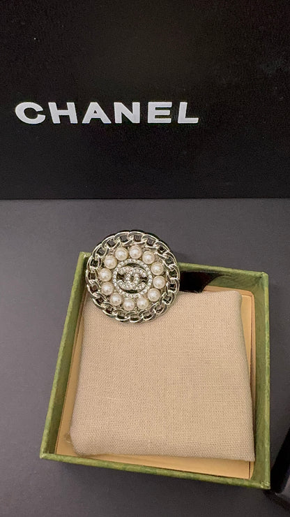 Luxury C.C Loop chain & pearl Brooch