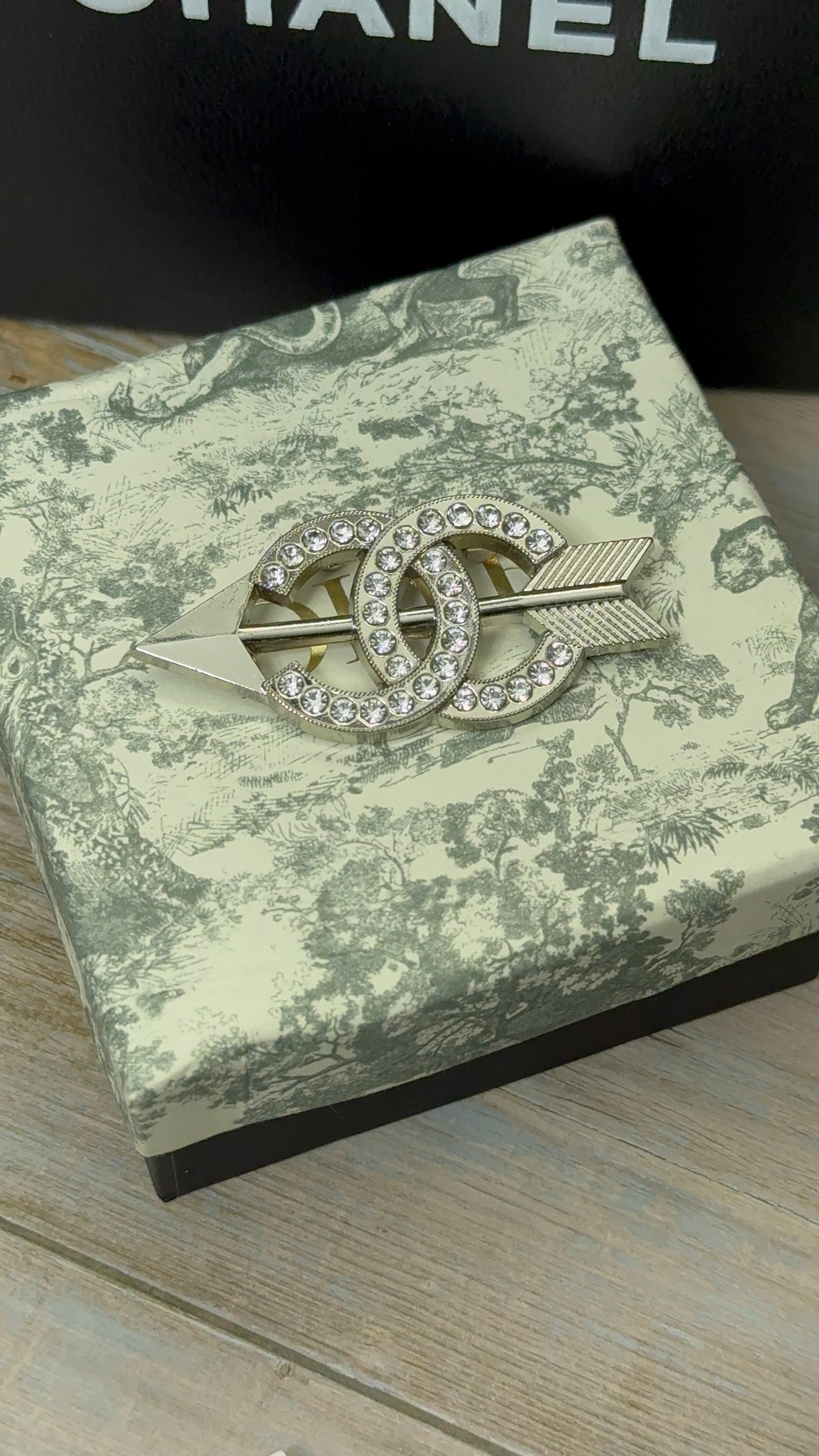 Luxury C.C Arrow Brooch pin