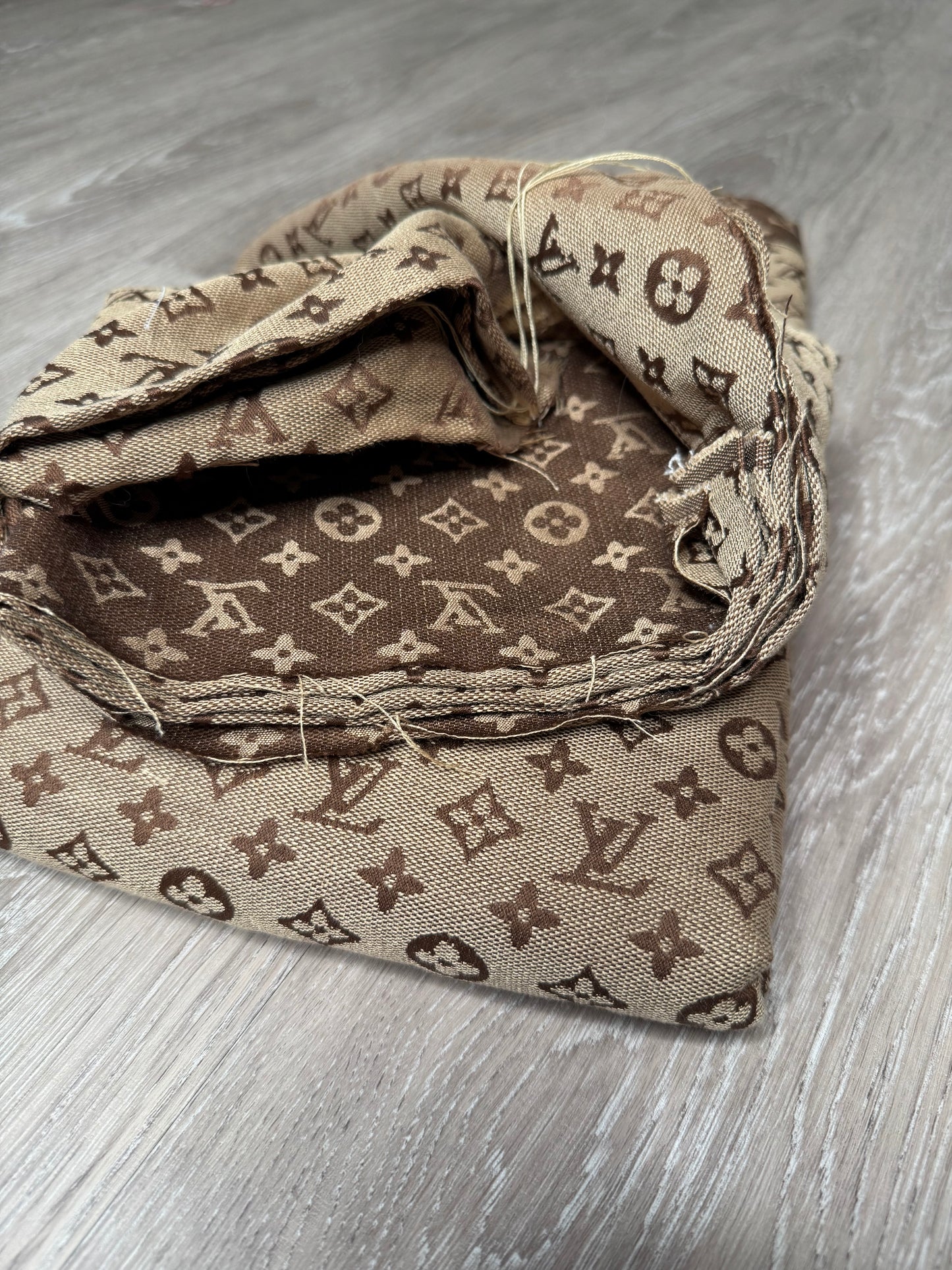 L 01 - Brown jacquard fabric
