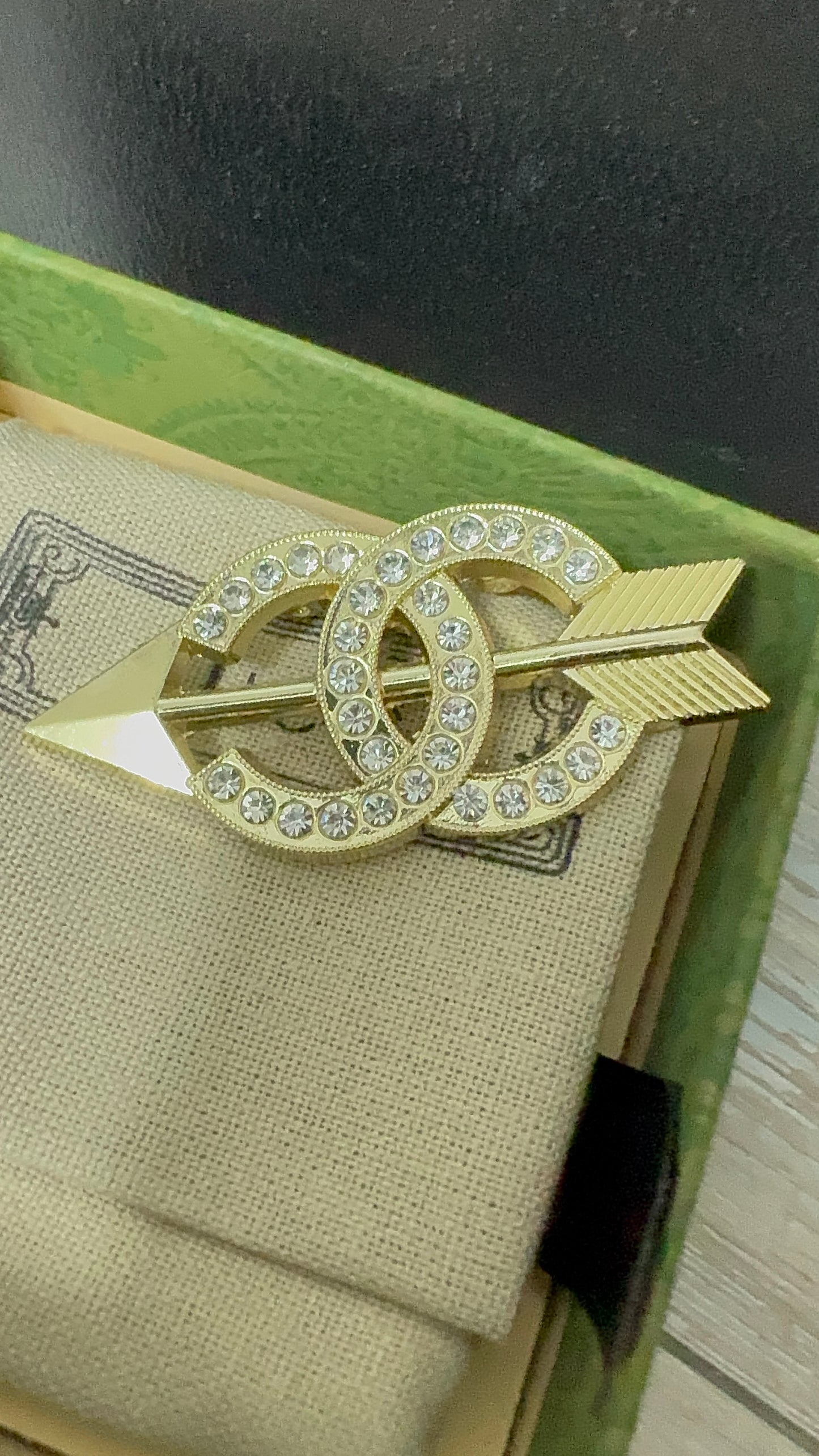 Luxury C.C Arrow Brooch pin