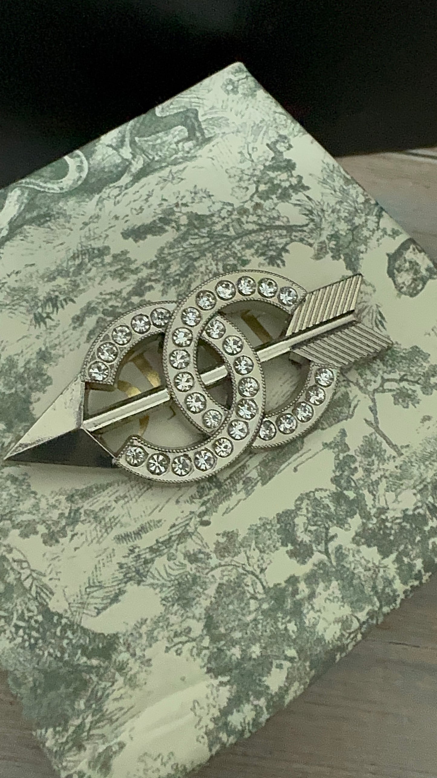 Luxury C.C Arrow Brooch pin