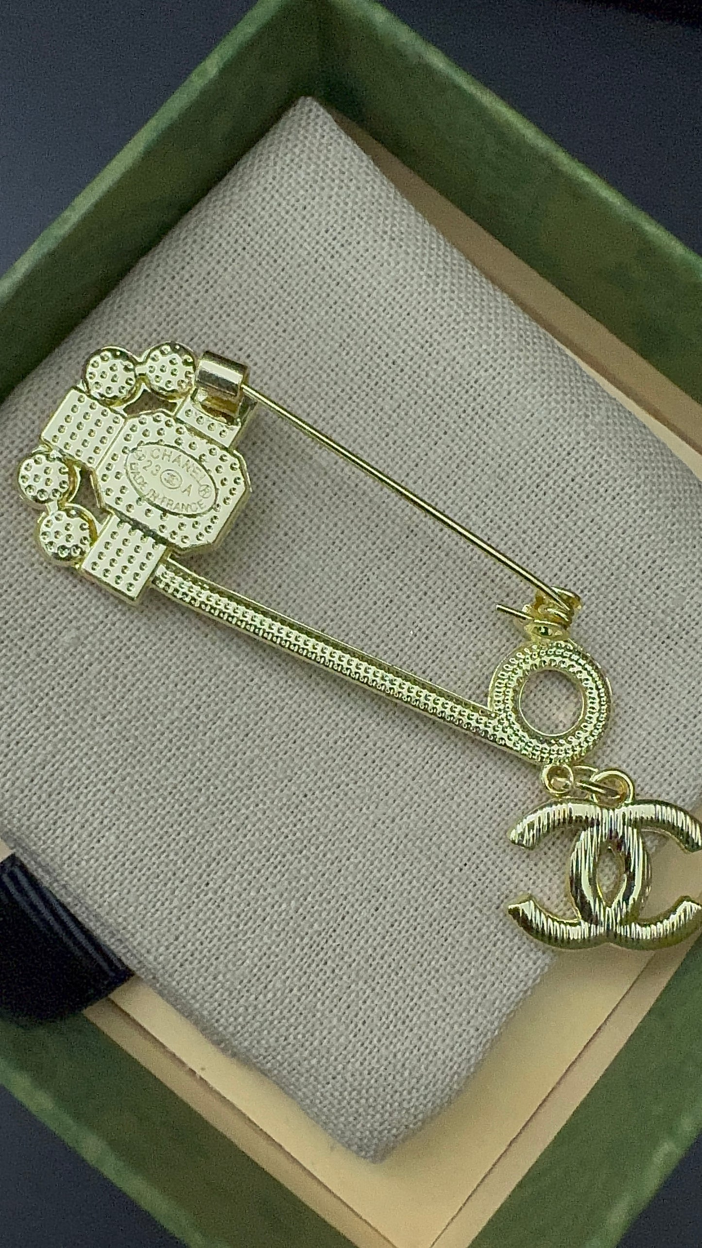 Luxury C.C Gold Brooch pin