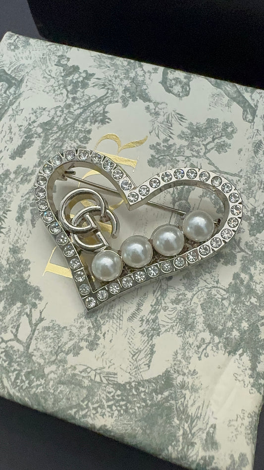 Luxury G.G Pearl in heart Brooch pin