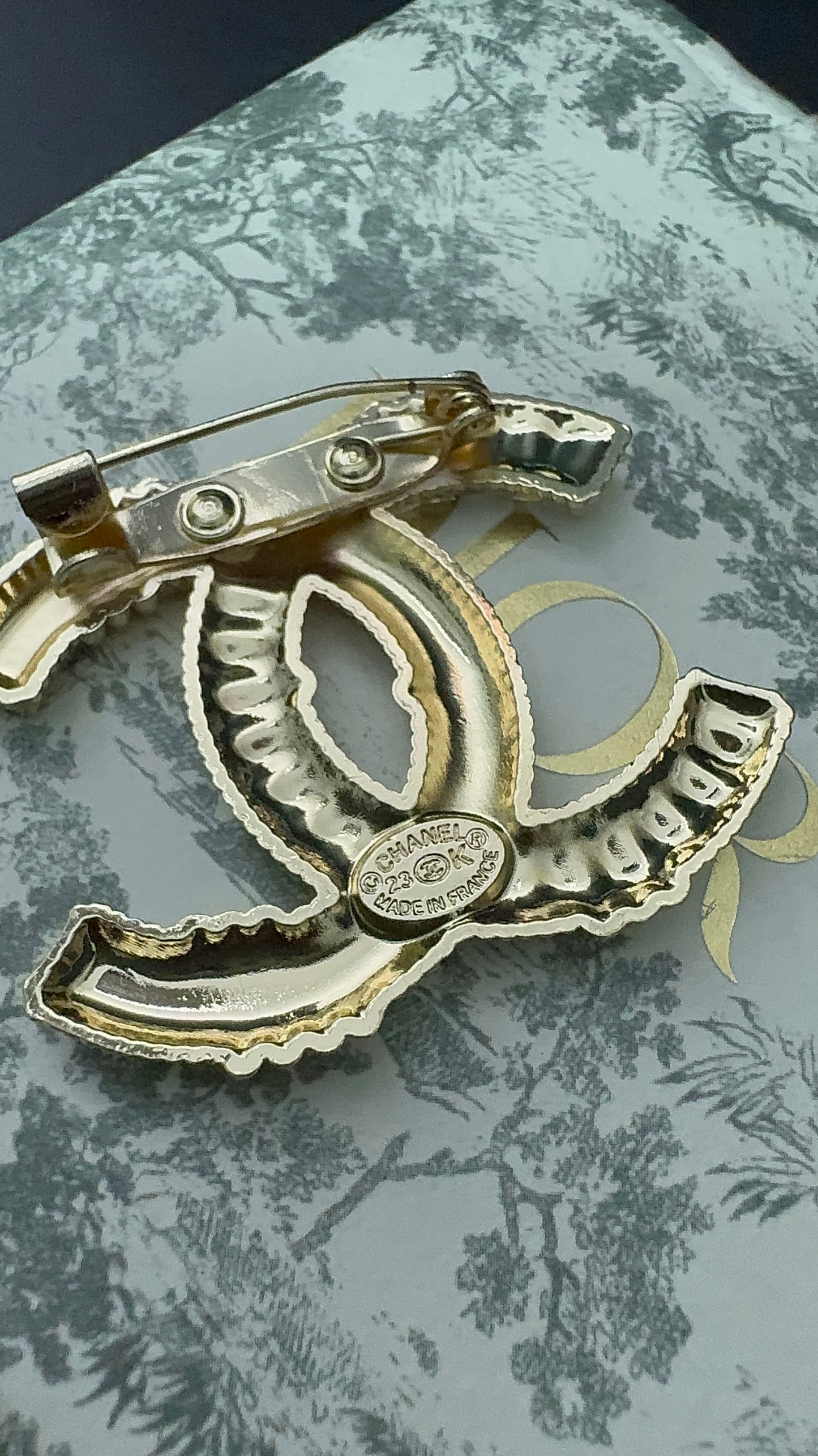 Luxury C.C Detail Brooch pin