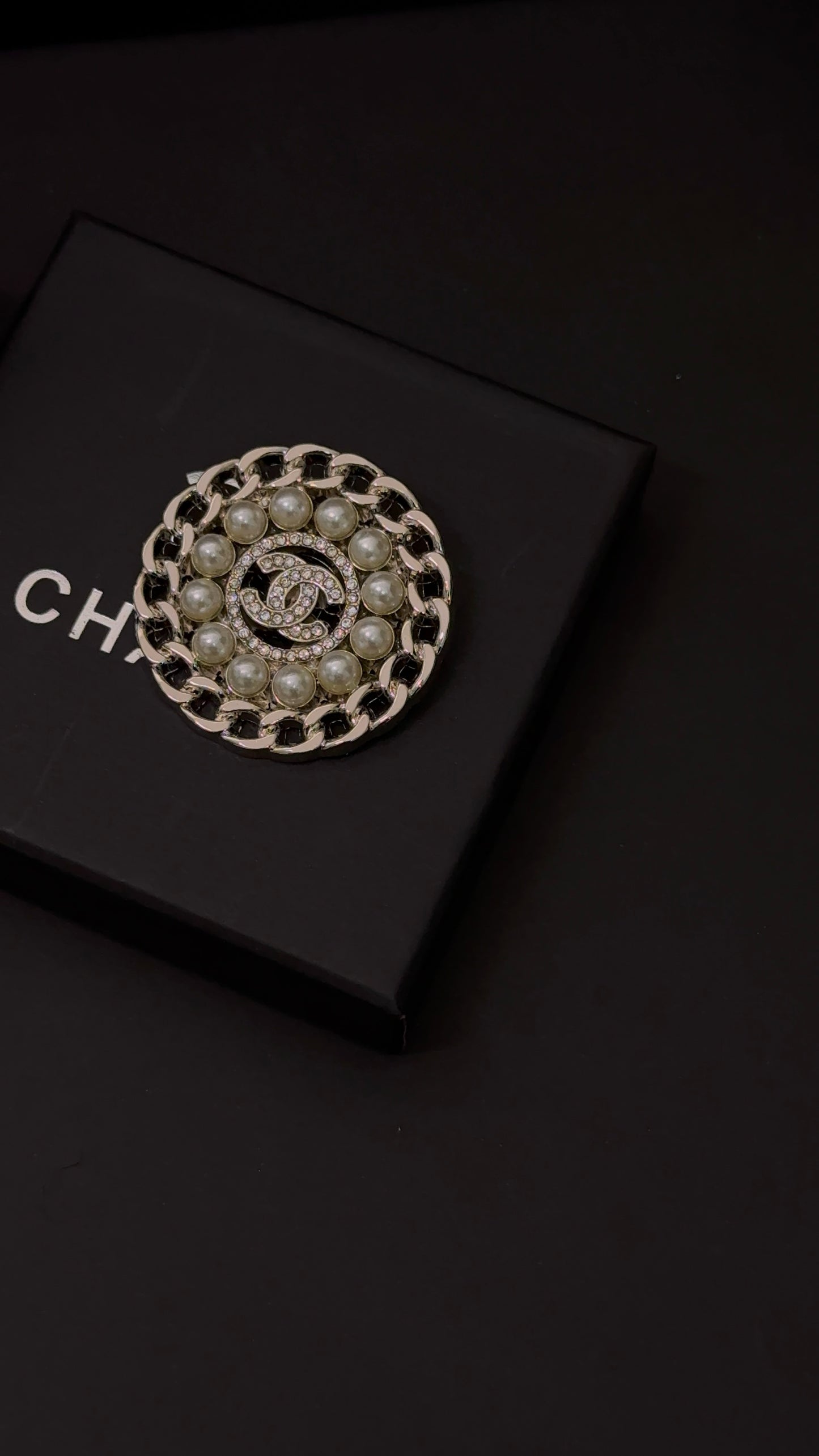 Luxury C.C Loop chain & pearl Brooch