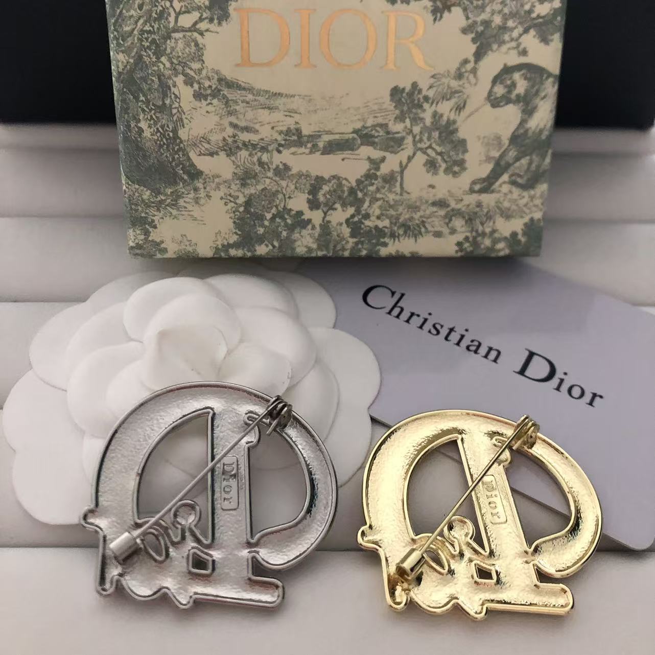 Luxury D. Gold brooch