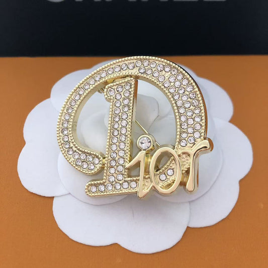 Luxury D. Gold brooch