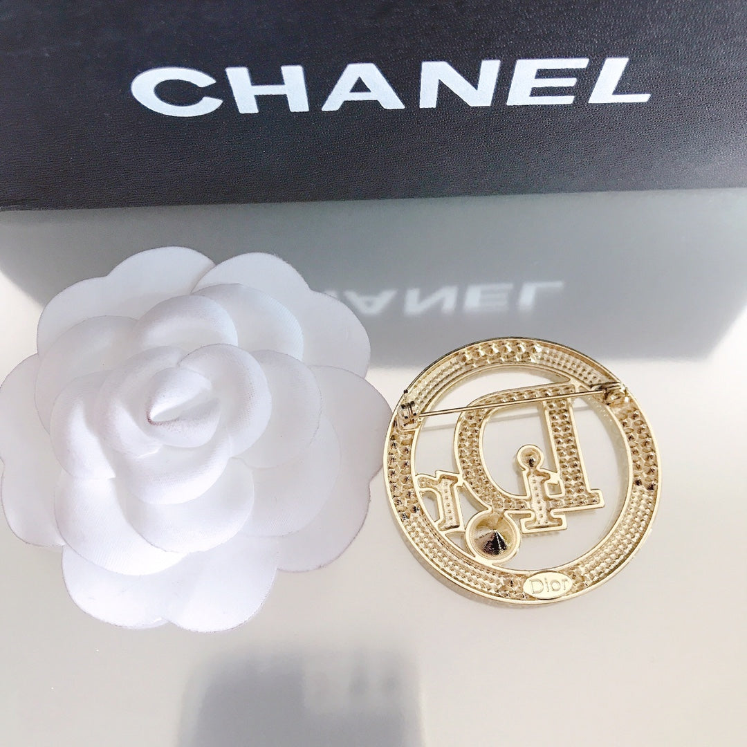 Luxury D Gold Brooch pin