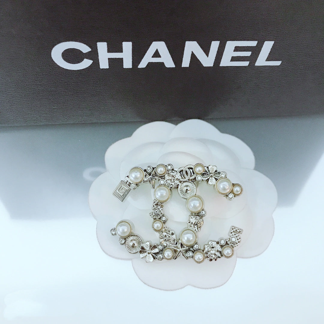 Luxury C.C Brooch pin - Silver