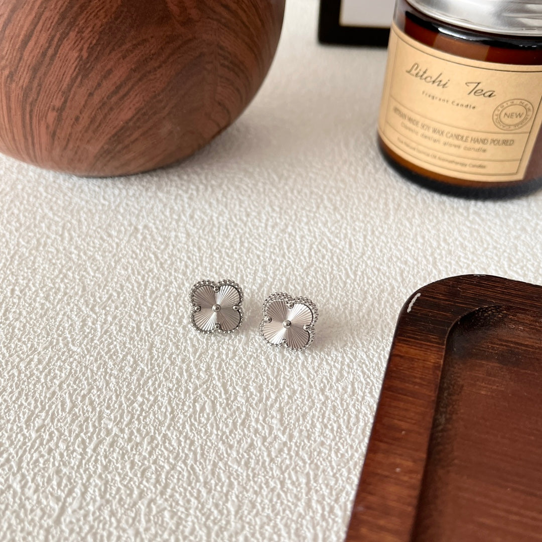 Titanium Steel Phantom Four-Leaf Clover Necklace