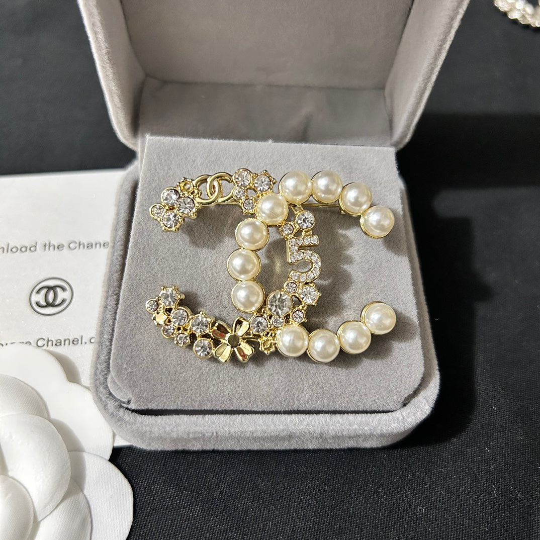 Luxury C.C Brooch pin