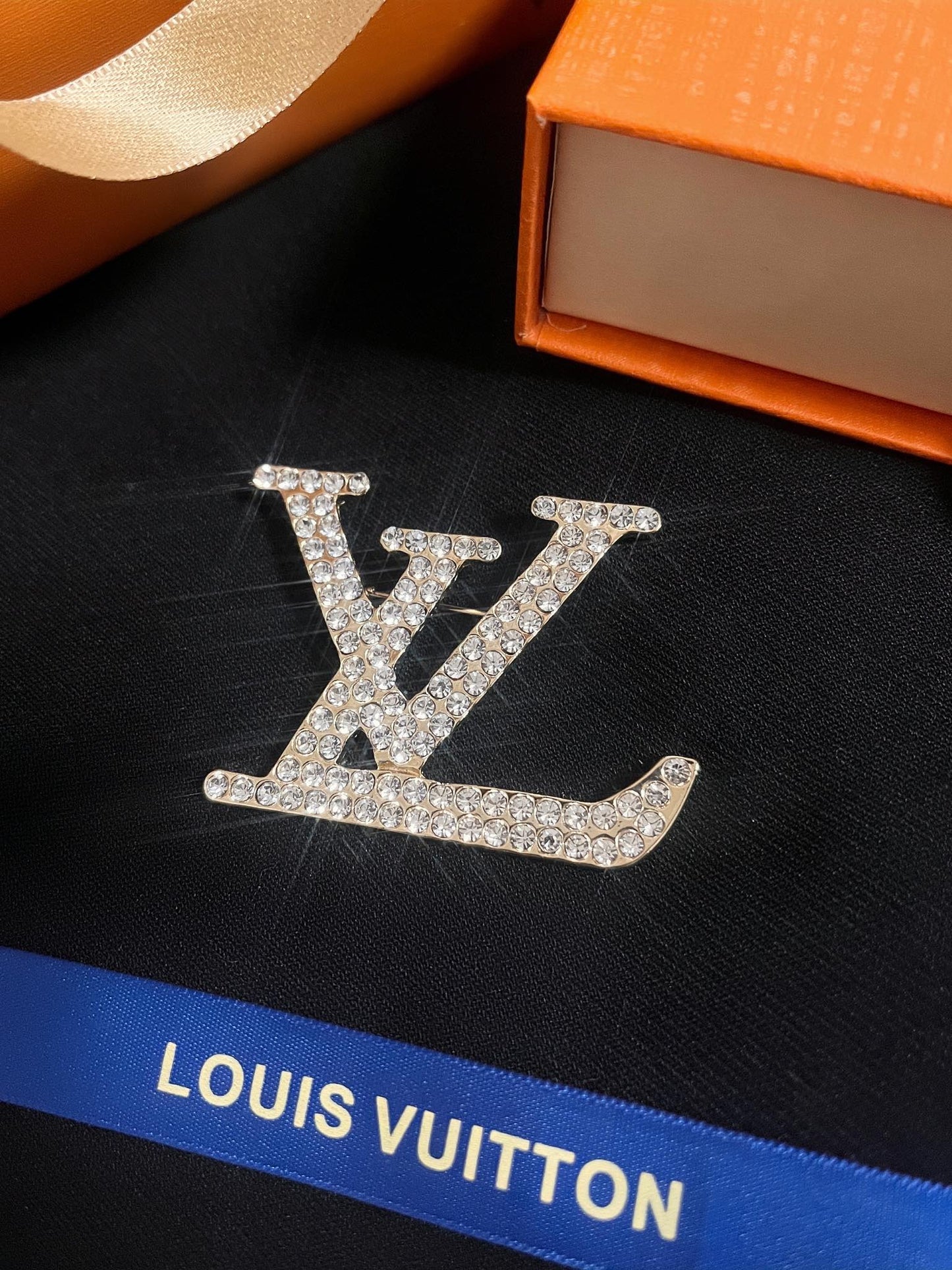 Luxury L.V Gold Brooch pin