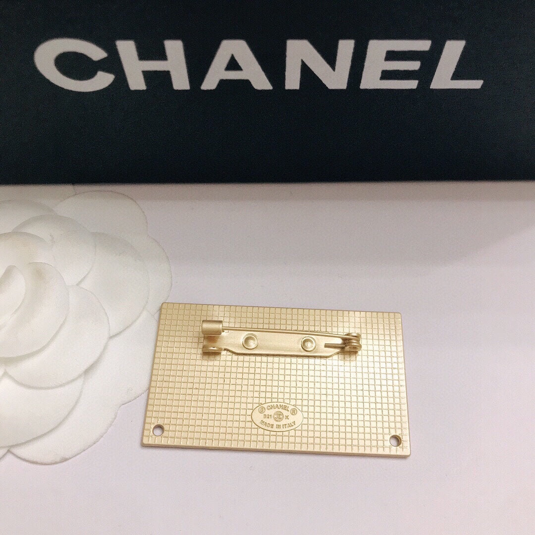 Luxury C.C Gold label Brooch pin