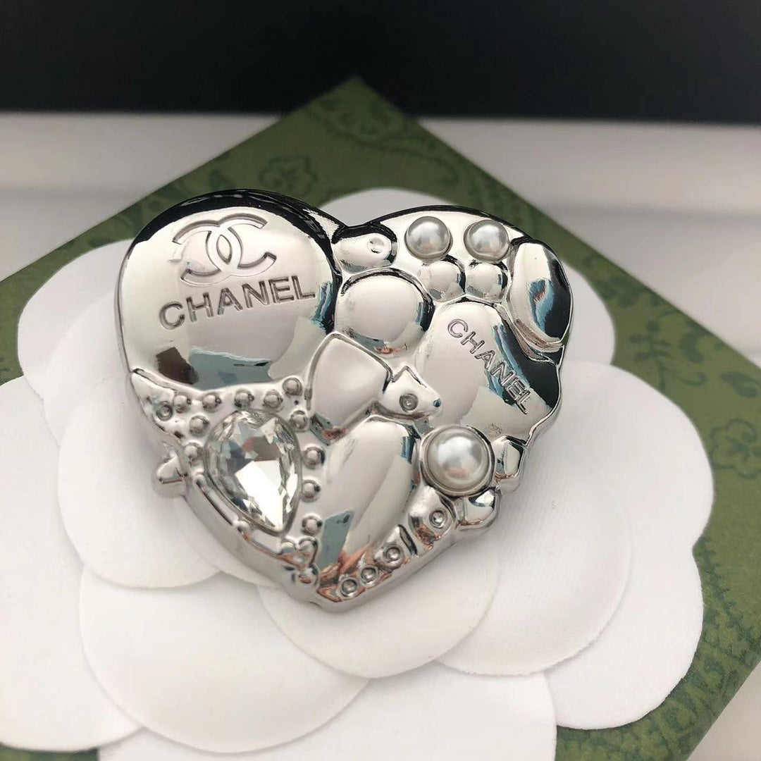 Luxury C.C Heart gem Brooch  pin - 3 colors)