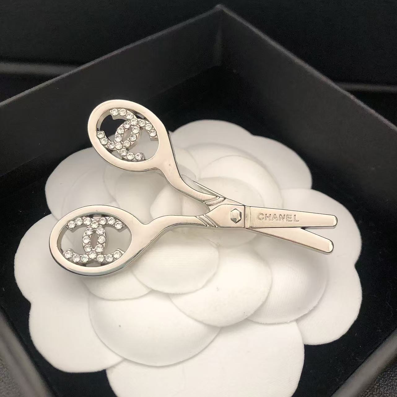 Luxury C.C Scissors Brooch pin