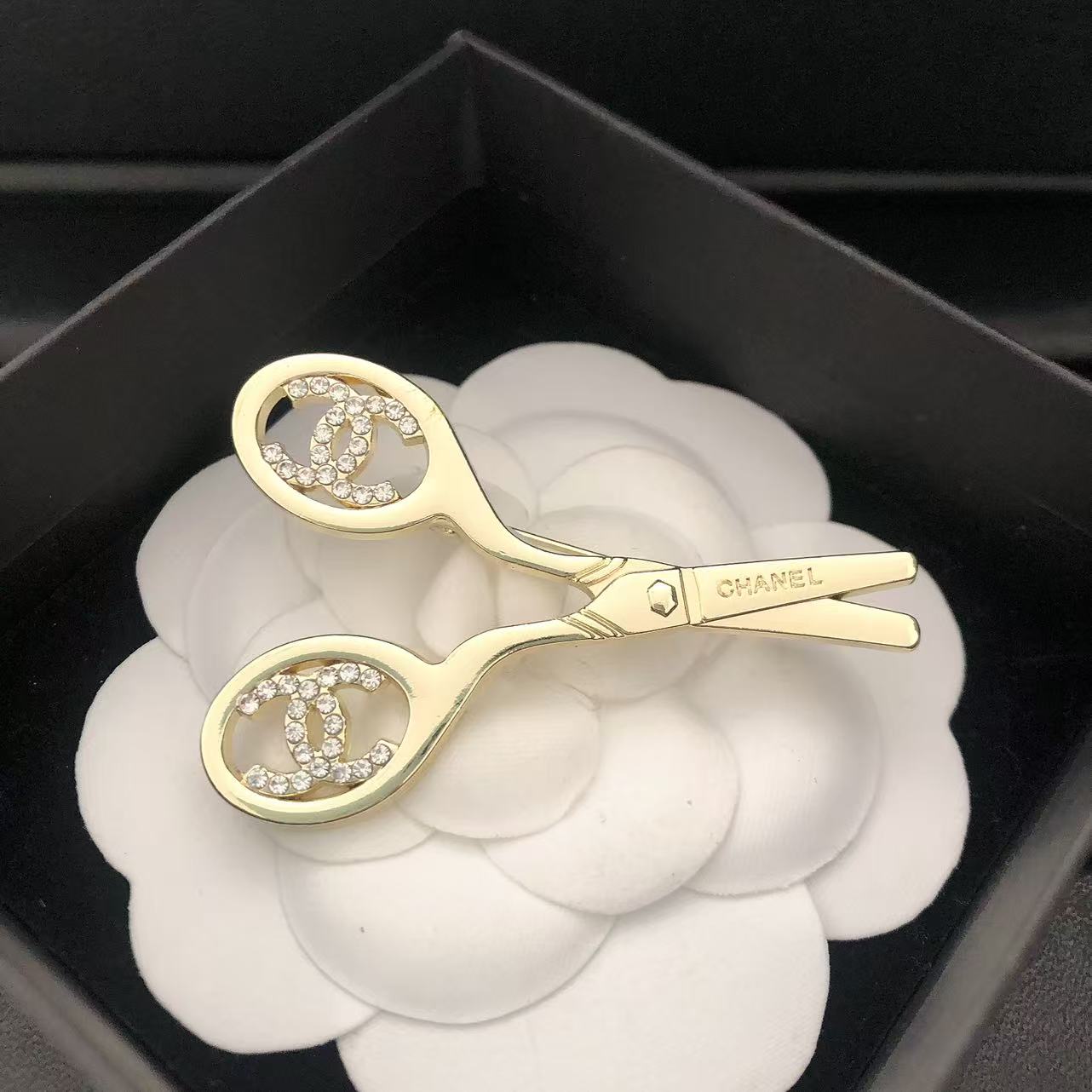 Luxury C.C Scissors Brooch pin