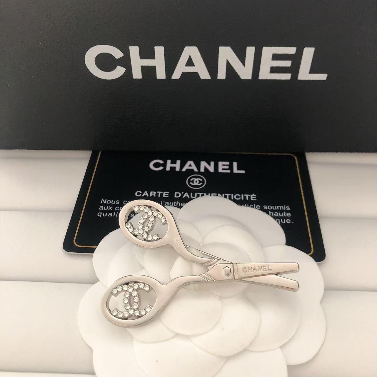 Luxury C.C Scissors Brooch pin